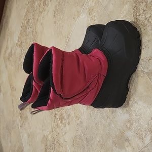 Toddler size 9 snow boots